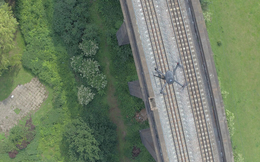 Uav Vogel Flying Above Rails 2