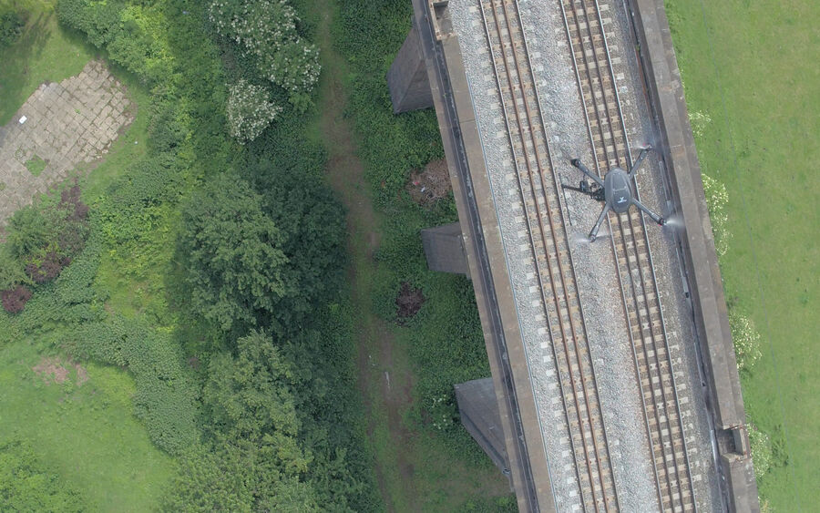 Uav Vogel Flying Above Rails 3