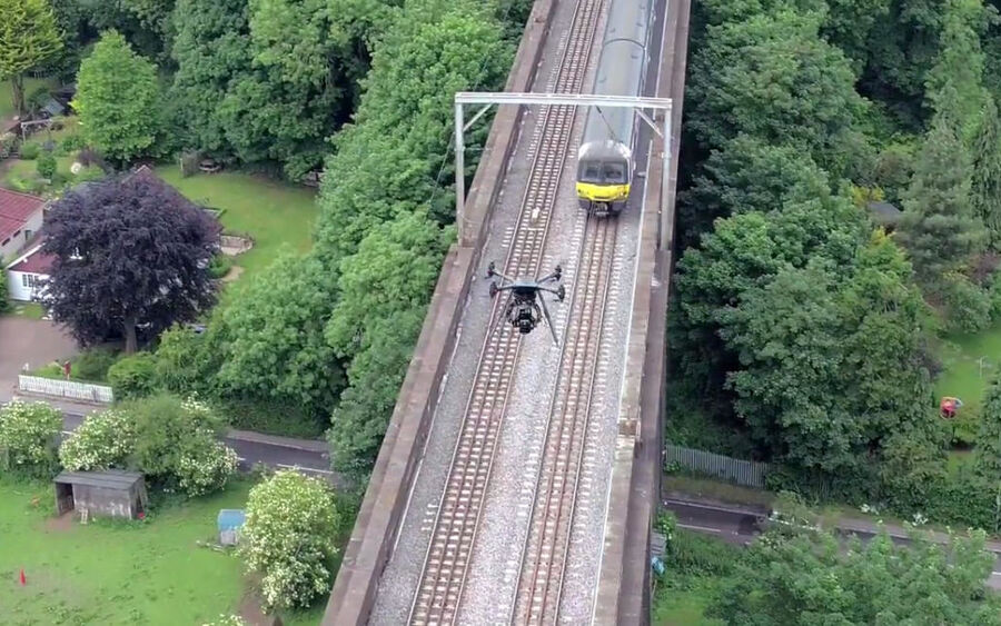 UAV Vogel Flying Above Rails